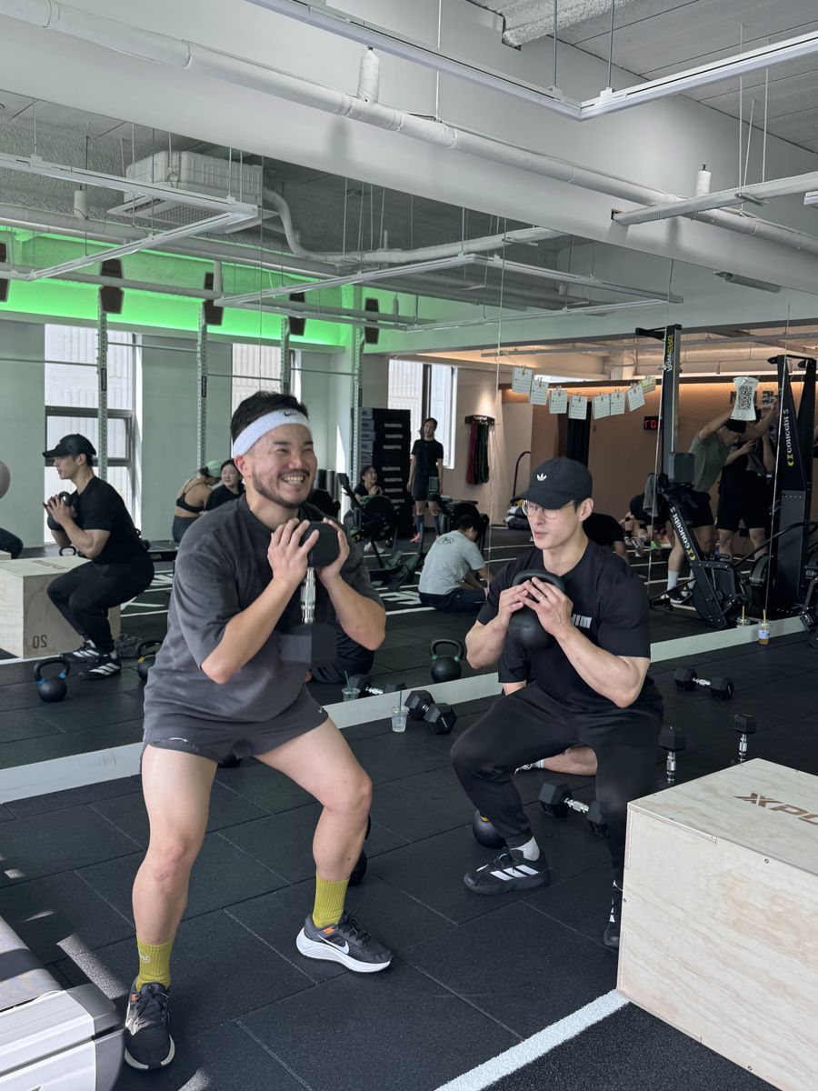 케틀벨 고블릿 스쿼트를 함께 하는 회원과 코치